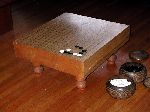 Tablero-mesa clásico de Go. Source: Internet