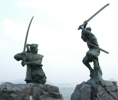 Famoso duelo Miyamoto Musashi Vs. Sasaki Kojirô. Notad que Miyamoto no lleva una katana, si no una espada de madera (o un palo). Source: Internet